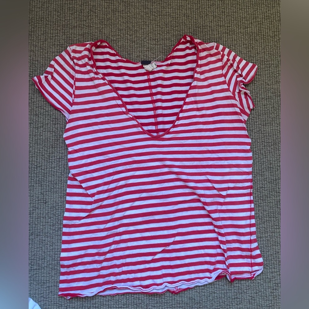 Loose red and white striped T-shirt